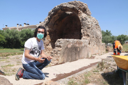Pla mitjà de l'arqueòleg Moisés Díaz, al costat del mosaic i la volta dels banys de les vil·les romanes del Moro.