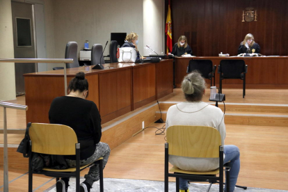 El acusado de abusar su hijastro en Lérida y la acusada de no denunciarlo a pesar de saberlo, durante el juicio en la Audiencia de Lleida.