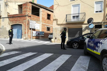 Agentes de la policía local de Constantí haciendo un control al arrer.