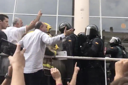 Imagen captura de un vídeo de la intervención policial en el instituto Quercus.