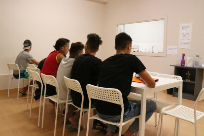 Plano general de un grupo de menores en un centro de acogida de Badalona el 27 de septiembre de 2018