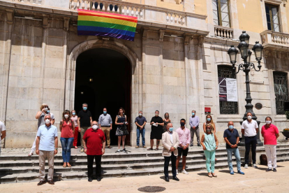 Pla general dels membres de l'equip de govern i dels regidors de l'Ajuntament de Tarragona en la lectura del Manifest del Consell Nacional LGBTI amb motiu del Dia Internacional de l'Orgull.