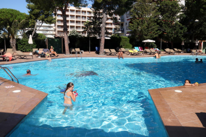 Turistes banyant-se a la piscina d'un hotel de Salou el mes passat de setembre.