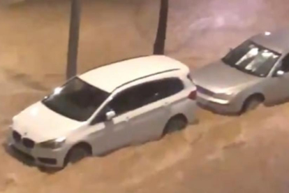 Alguns vehicles es van veure afectats per la gran quantitat d'aigua que es va acumular pels carrers de Sant Pere i Sant pAU