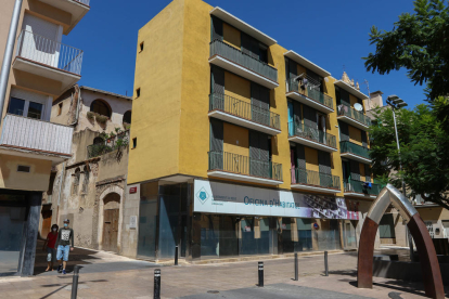 A la plaça del Baluard hi ha l'Oficina d'Habitatge i pisos protegits