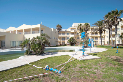 Imatge de recurs d'una zona amb apartaments turístics a Menorca.