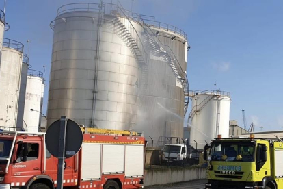 Bomberos de la Generalitat y del PArc Quñimic han participado en la extinción del incendio.