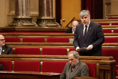 El líder de JxCat al Parlament, Albert Batet, intervenint al ple del 24 d'abril de 2020.