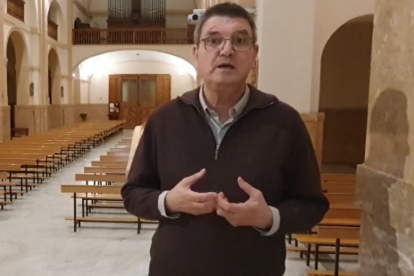 El mossèn Jordi Figueras en el vídeo on demana ajuda per les parròquies.