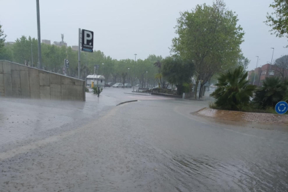 Un carrer de Calafell gairebé inundat