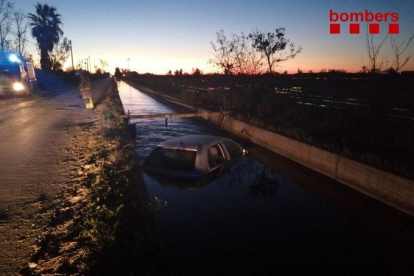 Imatge del vehicle caigut al canal