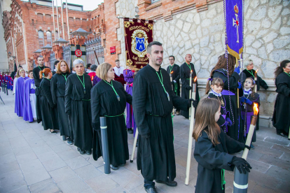 Miembros de la hermandad, en el Viacrucis del Lunes Santo celebrado el año pasado en el Portal del Carro.