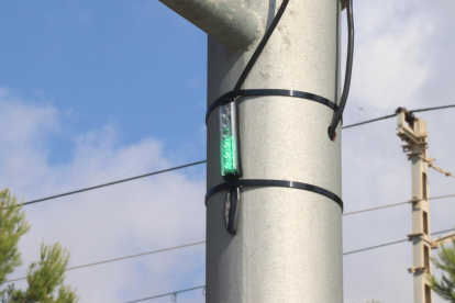 Uno de los semáforos que se han instalado en farolas próximas a playa de la Arrabassada de Tarragona para controlar el aforo.
