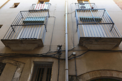 Imagen de los dos balcones donde la propietaria decidió colocar rejas para evitar que le ocupen la vivienda, en la calle Misser Sitges.