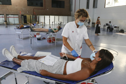 Una joven donante sangre por el Banc de Sang i Teixits ayer en el Palau Firal de Tarragona.