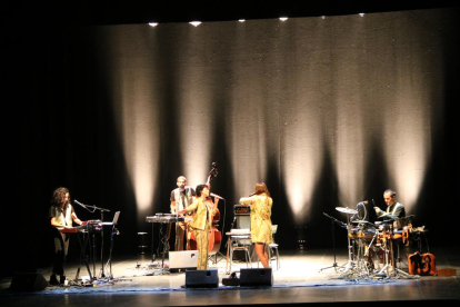 El concert de Paula Grande i Anna Ferrer al teatre Conservatori de Manresa