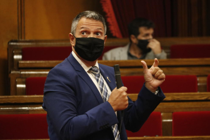El conseller d'Interior, Miquel Sàmper, intervenint al ple del Parlament
