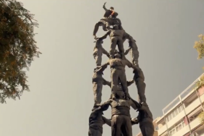 Imagen del monumento de los castellers que aparece en el clip.