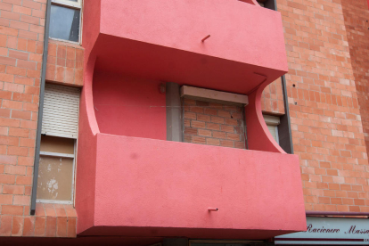 Una imagen de archivo de un balcón de un edificio con puertas y ventanas tapiadas en el barrio Gaudí.