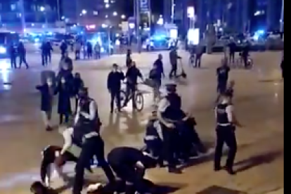 Captura de vídeo dels Mossos actuant contra els manifestants.