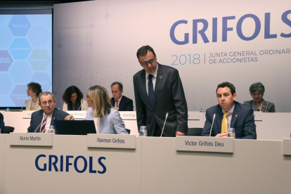 El president de Grifols, Víctor Grífols, la secretària del consell de la companyia, Núria Martín, i el conseller delegat de la farmacèutica, Raimon Grífols