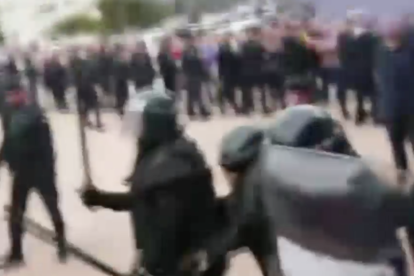 Captura de vídeo de les càrregues a Sant Carles de la Ràpita.