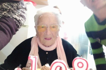 Imagen de Amèlia celebrando sus 108 años.