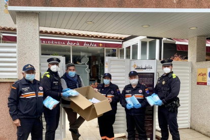 Imagen de los agentes entregando el material a la residencia Barà Bahia.