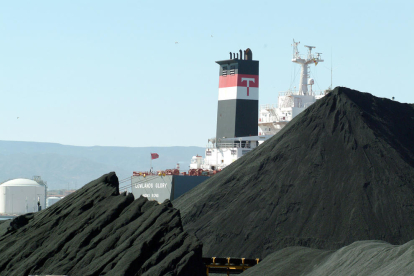 Imatge d'arxiu del vaixell carregant carbó a les instal·lacions del Port de Tarragona.