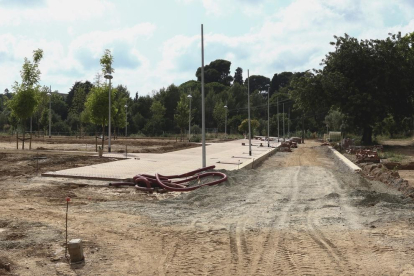 Los tres caminos de pavimento y el alumbrado público del Parc de les Olors estarán acabados el martes.