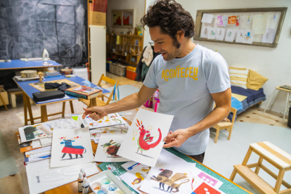 Armand en su taller de Tarragona con algunas láminas del libro.