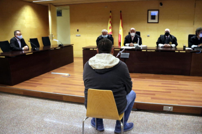 D'esquenes, el veí de Puigcerdà que ha reconegut que va abusar sexualment de la neboda.