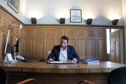 El alcalde de Badalona, Àlex Pastor, al despacho de alcaldía.