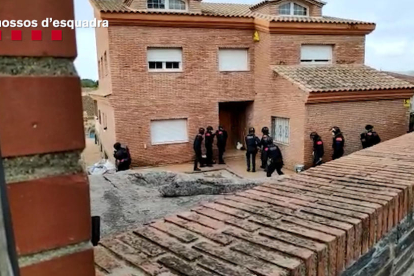 Els Mossos d'Esquadra en el moment d'entrar al domicili dels autors dels robatoris.