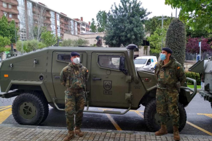 Dos soldats de l'exèrcit amb mascaretes davant la Policia Nacional de Reus.