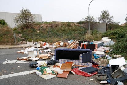 Una zona llena de desperdicios y trastos que se ha convertido en un pequeño vertedero en un callejón sin salida en el polígono de Valls.