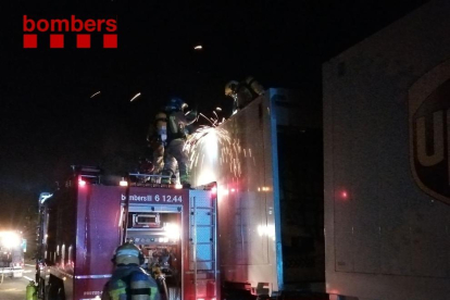 Imatge de l'actuació dels Bombers en l'incendi que va afectar el camió.