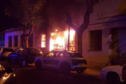 Imatge del foc que va cremar una nau abandonada al carrer Josep M. Prous i Vila.