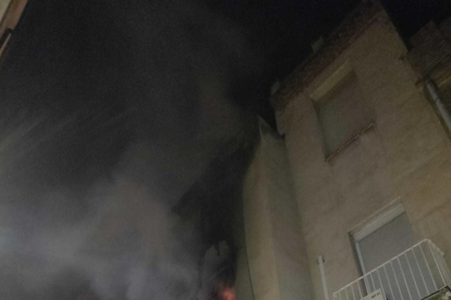 Imatge de l'incendi que va afectar un segon pis al carrer Vallroquetes.