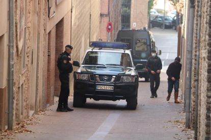 Vehicles de la Guàrdia Civil a les portes de la casa d'Oriol Soler.