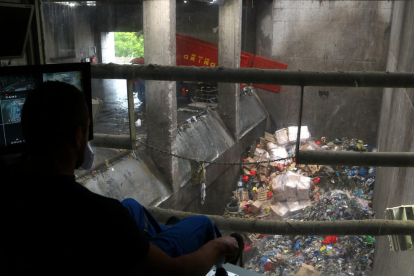 Un camión vertiendo residuos sanitarios al depósito de la incineradora de Sirusa, en Tarragona.