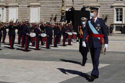 Plano general del rey Felipe VI pasando revista a las unidades militares reunidas en el patio de armas del Palacio Real.