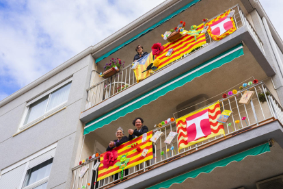 Un dels molts balcons de la ciutat de Tarragona engalanats amb motiu de la Diada de Sant Jordi, enguany viscuda des de casa pel confinament.