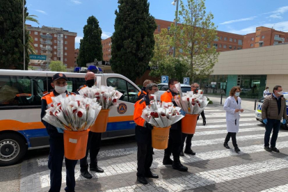 El Ayuntamiento de la Pobla de Mafumet llevó rosas a los profesionales del Hospital Joan XXIII.