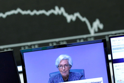 Plano general de la presidenta del BCE, Christine Lagarde, compareciendo a través de una pantalla.