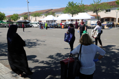 Diverses clientes esperant per comprar al mercadet de Sant Salvador de Tarragona