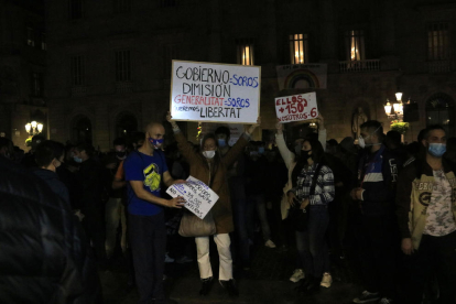 Un grup de persones mostra pancartes durant una concentració contra les restriccions per frenar la covid-19.