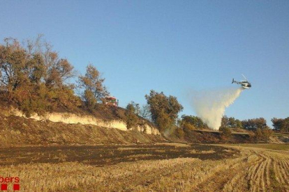 Un helicòpter bombarder treballa en l'extinció de l'incendi de Santa Coloma de Queralt