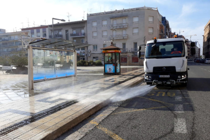 Un vehicle del servei de neteja desinfectant els carrers de Tortosa