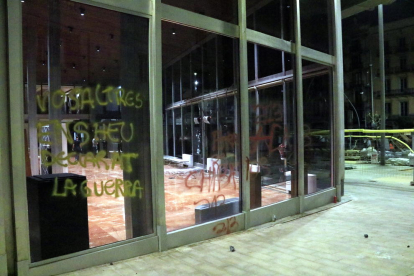 Pintades a l'Edifici Novíssim de l'Ajuntament de Barcelona, després d'una manifestació contra els desnonaments